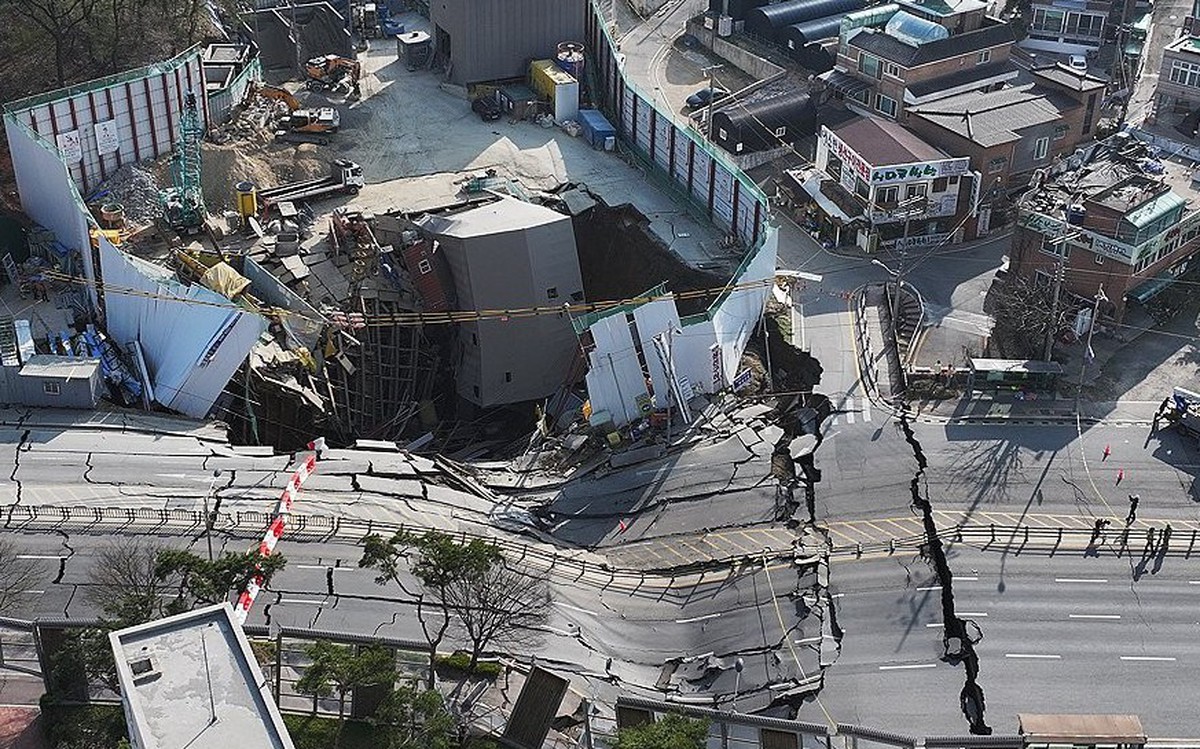 Sập công trường tàu điện ngầm ở Hàn Quốc, 1 công nhân mất tích, phải sơ tán cư dân