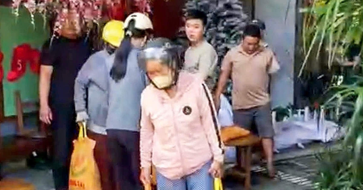 Sau TikToker Dưỡng Dướng Dường bị bắt: Dân mạng bất ngờ với livestream trao gạo cho người khó khăn