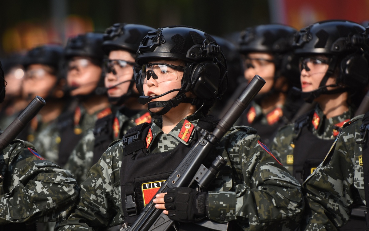 Chiến sĩ công an kiên cường luyện tập diễu binh giữa nắng gắt