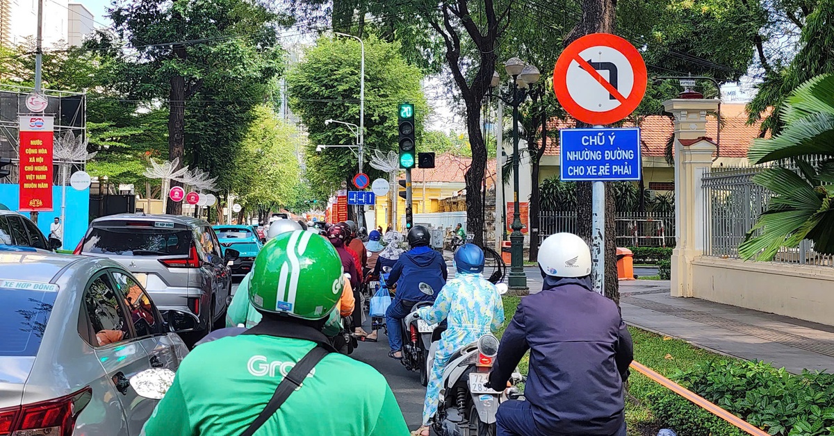 TP.HCM lắp 500 bảng nhắc 'chú ý nhường đường cho xe rẽ phải'