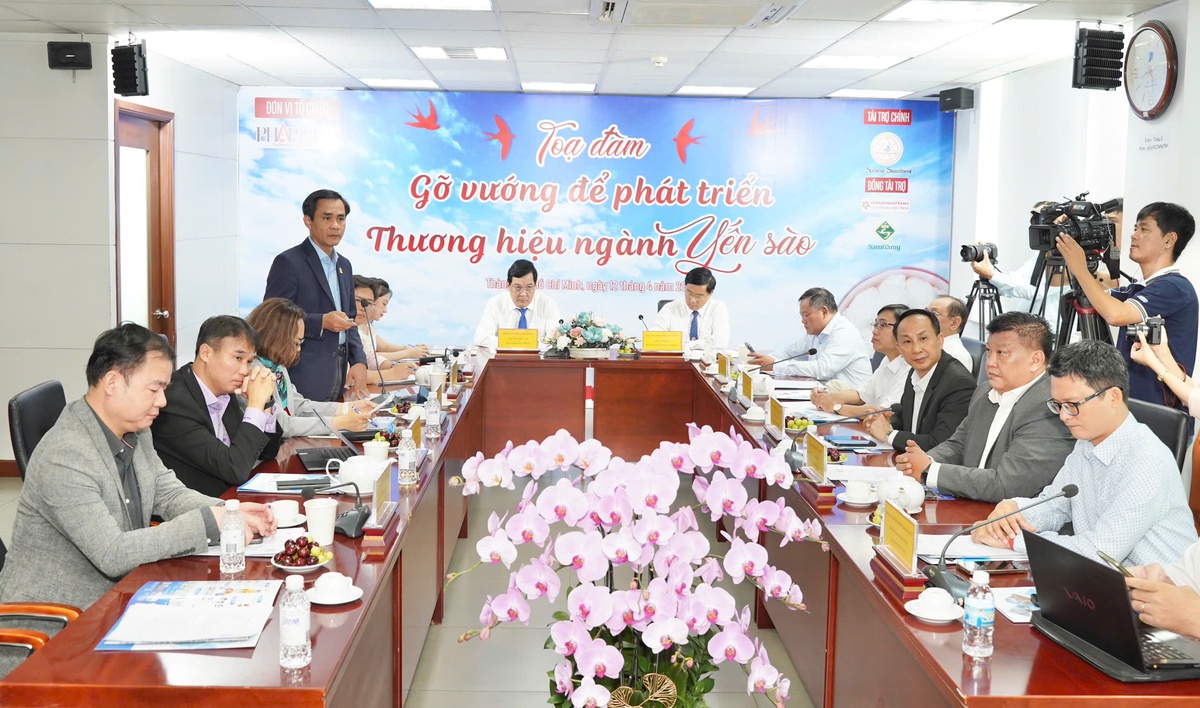 'Chỉ từ 9.000 đồng có thể mua một lọ gắn mác yến sào'