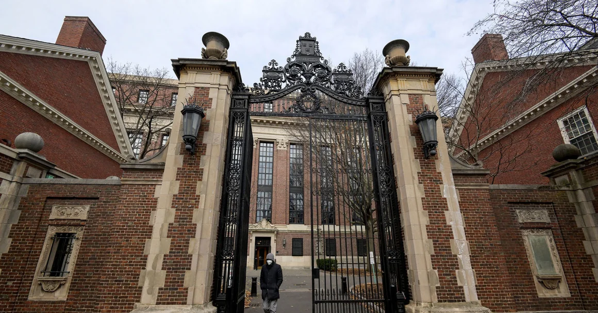 Các giáo sư Harvard kiện ông Trump vì đe dọa cắt tài trợ