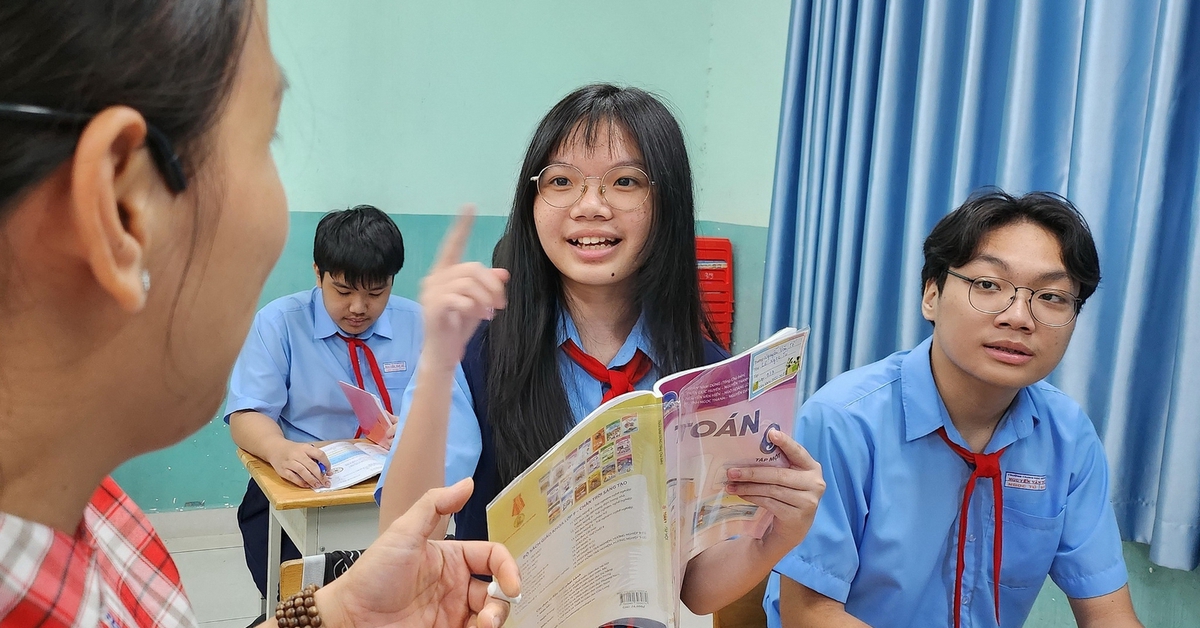 Tranh luận dạy 2 buổi không thu phí có công bằng với giáo viên; Đèn cho rẽ phải có cũng như không