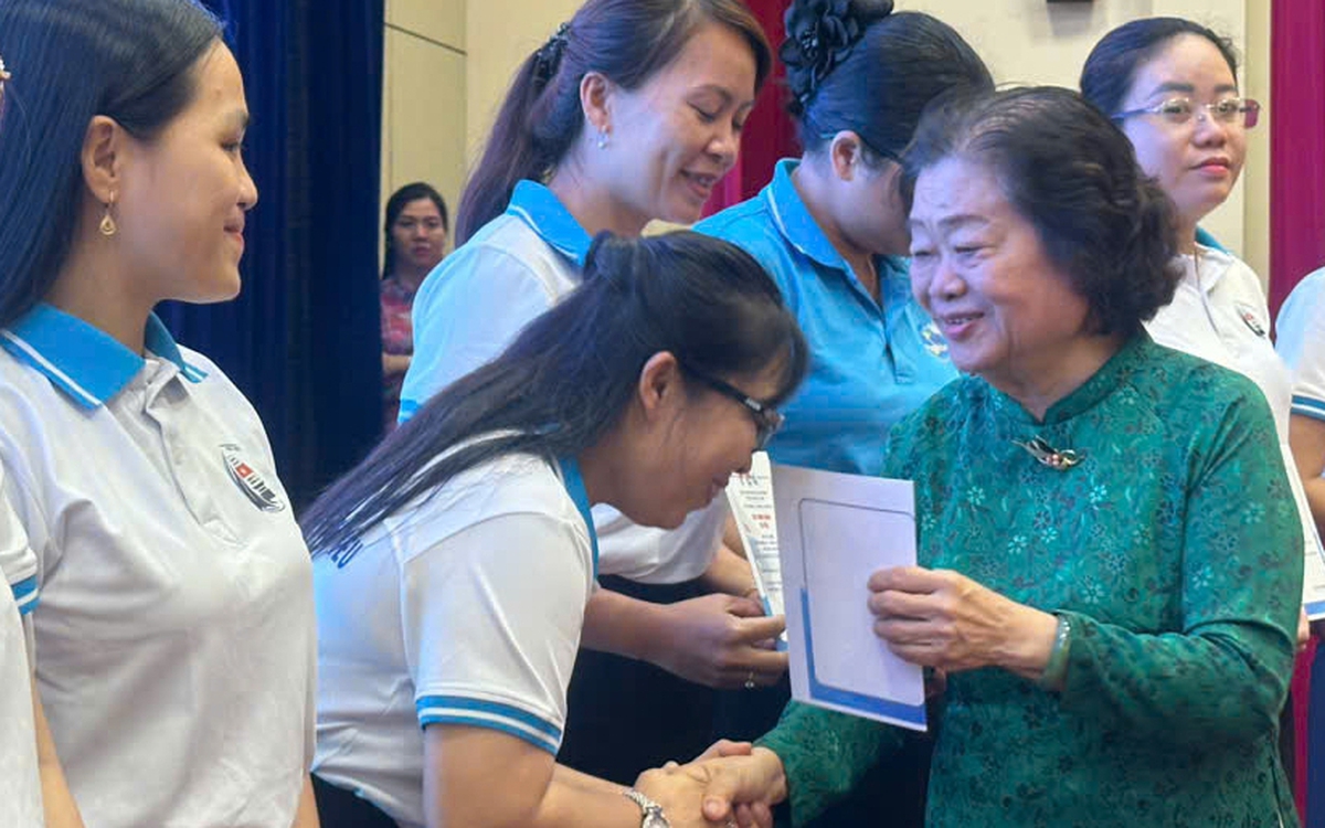 Trao tặng 60 suất học bổng Vừ A Dính cho học sinh vượt khó tại Tiền Giang