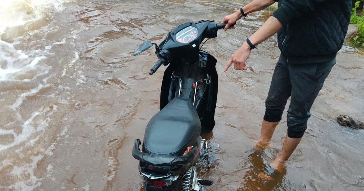 Đi xe máy qua ngầm tràn lúc mưa to, hai người mất tích