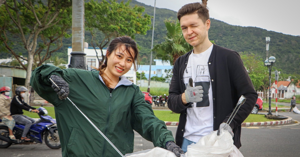 Cùng người nước ngoài vừa dọn rác, vừa học ngoại ngữ