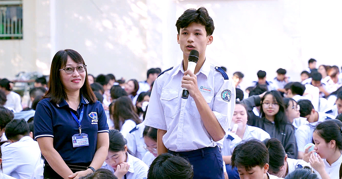 Sinh viên hướng dẫn học sinh 'sống an toàn trên mạng xã hội'