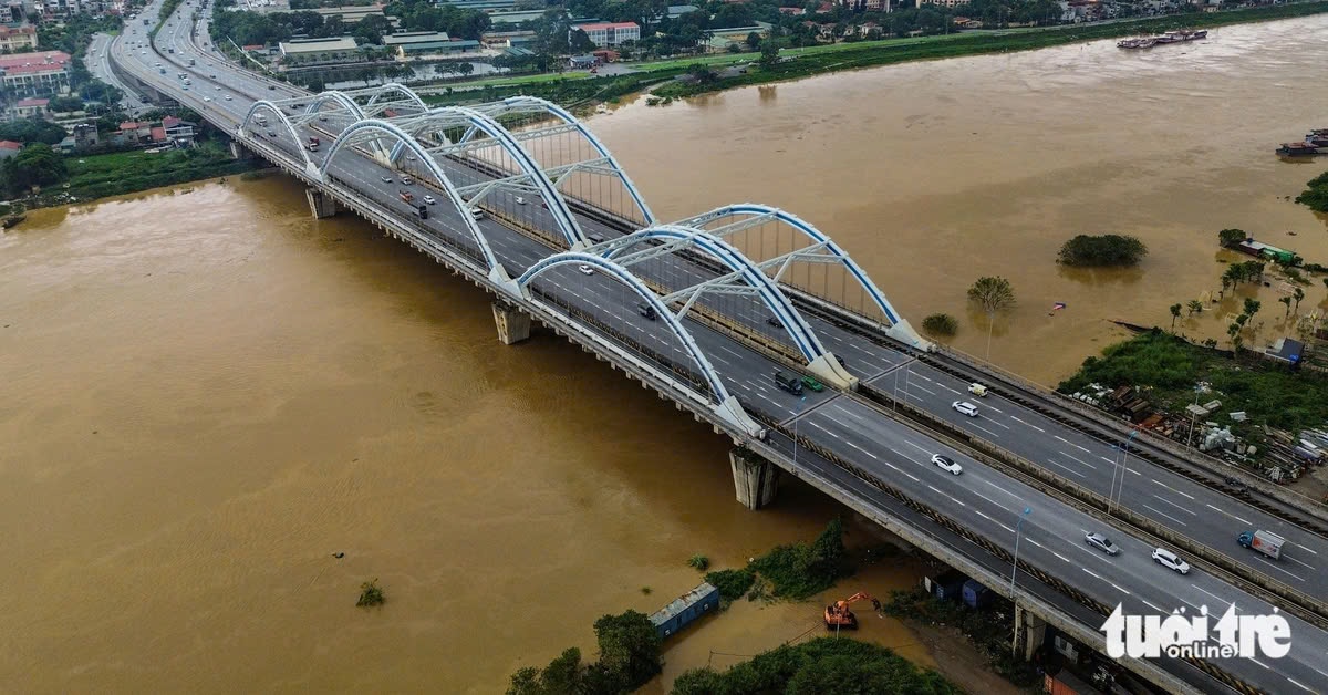 Bờ sông Đuống sạt lở cách nhà dân chỉ còn 35m, Hà Nội công bố tình huống khẩn cấp