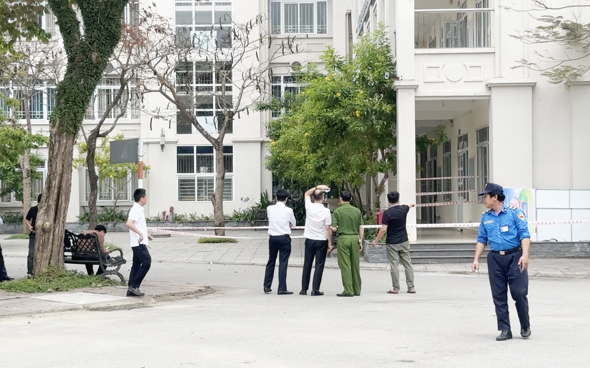 Lan can tầng 4 rơi xuống sân trường, ba nữ sinh nhập viện