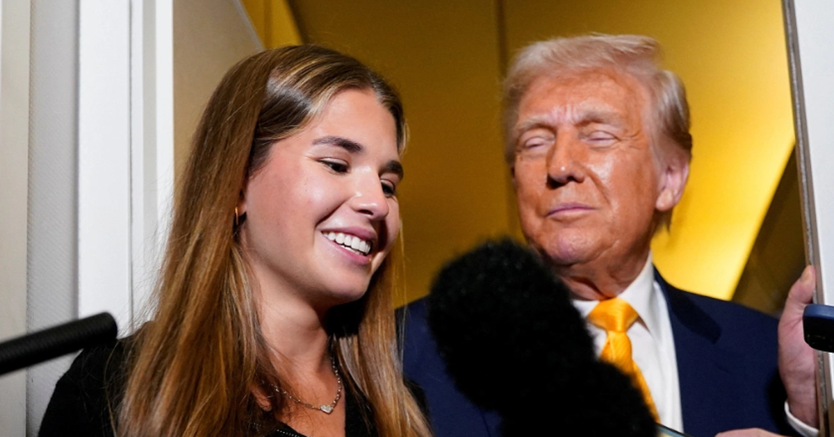 Cháu gái ông Trump tháp tùng ông nội trên chuyên cơ, được ông khen hết lời