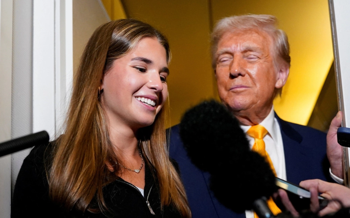 Cháu gái ông Trump tháp tùng ông nội trên chuyên cơ, được ông khen hết lời