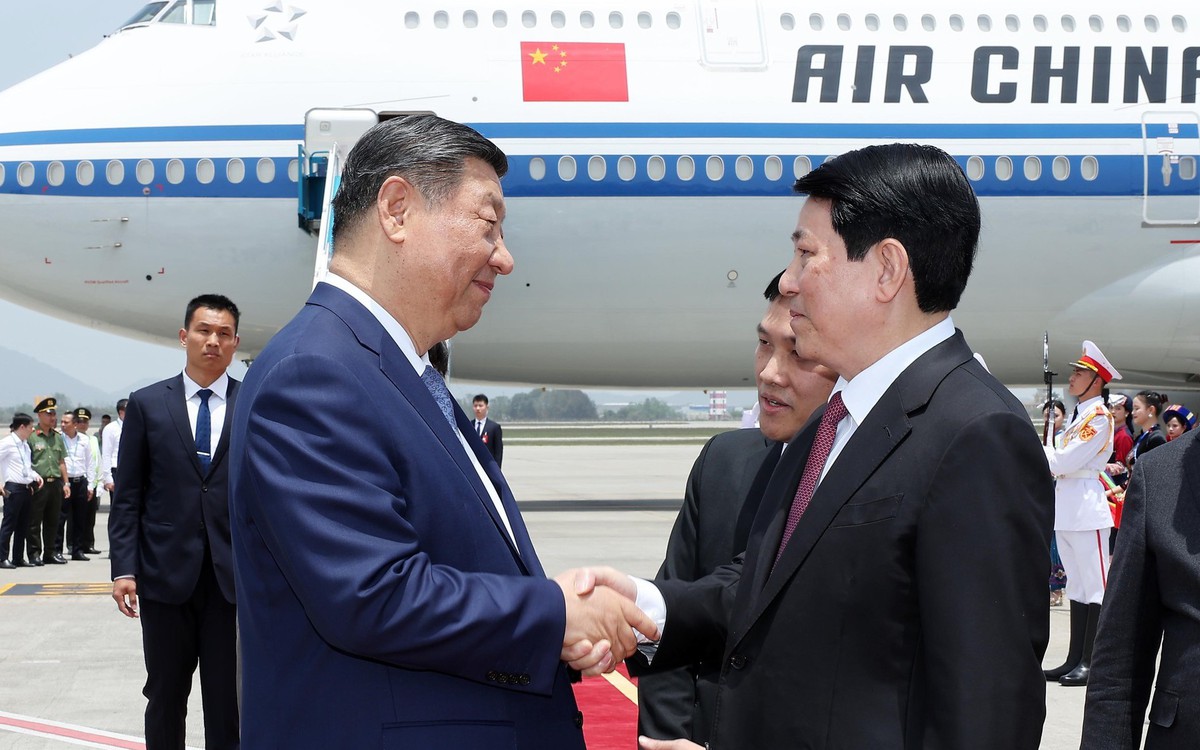 Chủ tịch nước Lương Cường đón Tổng Bí thư, Chủ tịch nước Trung Quốc Tập Cận Bình tại Nội Bài