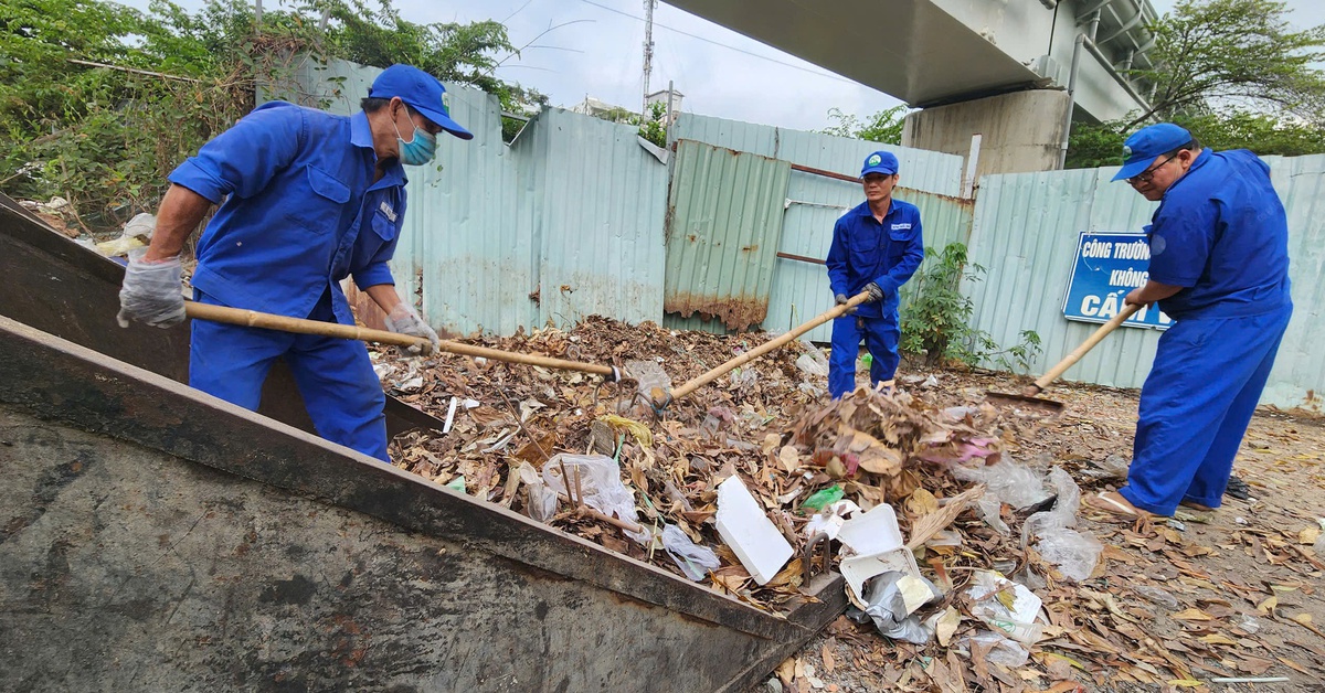 Đã dọn 10 tấn rác đổ lén dưới cầu đường sắt Bình Lợi mới, quận Bình Thạnh