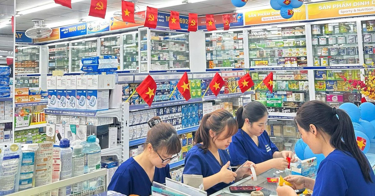 Hơn 2.025 nhà thuốc Long Châu rực rỡ cờ hoa dịp lễ 30-4 và 1-5