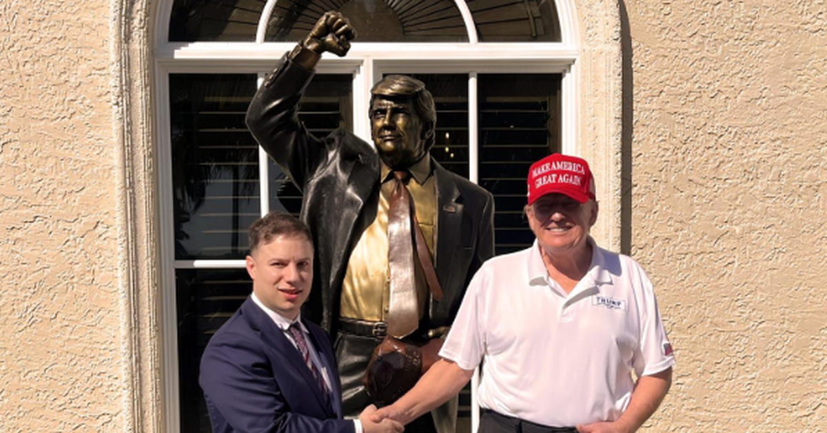 Ông Trump được tặng tượng đồng tái hiện cảnh bị ám sát hụt