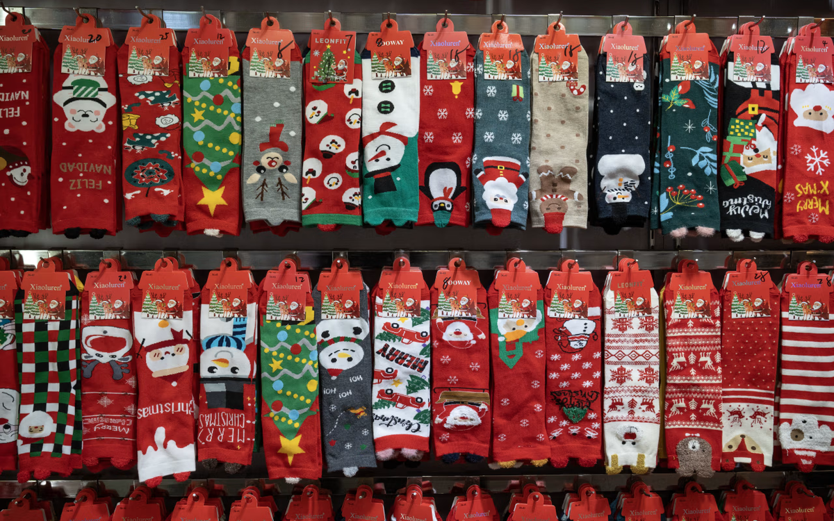 Dân Mỹ có nguy cơ thiếu vớ vì mức thuế mới áp lên hàng Trung Quốc