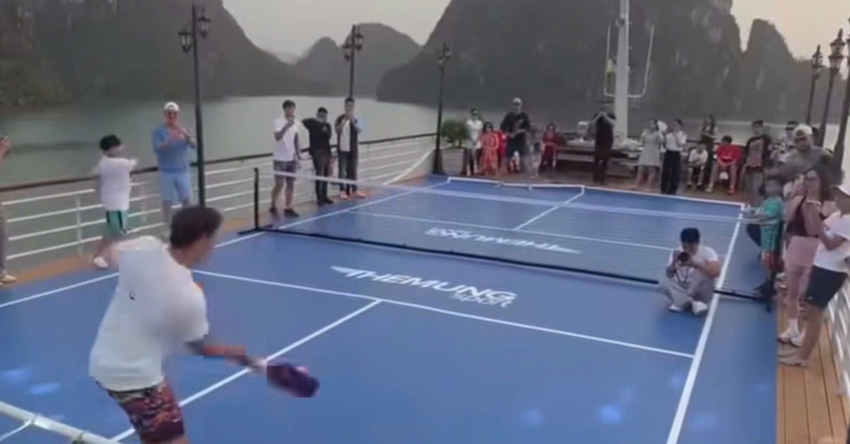 Khách lao xuống vịnh Hạ Long khi chơi pickleball trên boong tàu du lịch