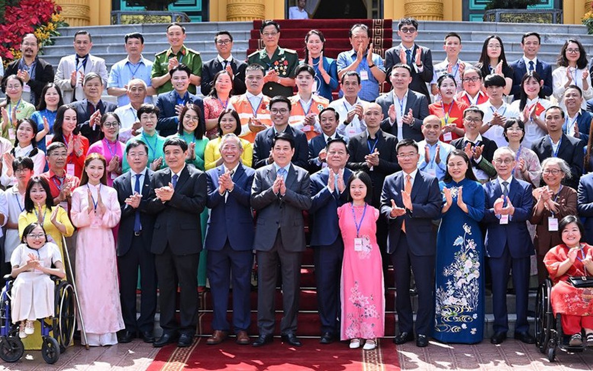 Chủ tịch nước Lương Cường gặp mặt 100 gương sáng 'việc tử tế', có ca sĩ Hòa Minzy và nhiều người tốt