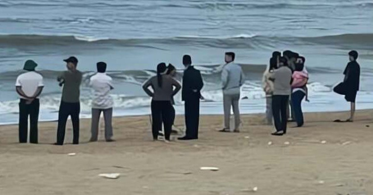 Tắm biển cùng nhóm bạn, một học sinh bị sóng cuốn mất tích