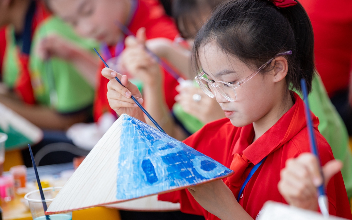 Học sinh Trung Quốc thích thú vẽ nón lá, làm gốm, tìm hiểu lịch sử Việt Nam