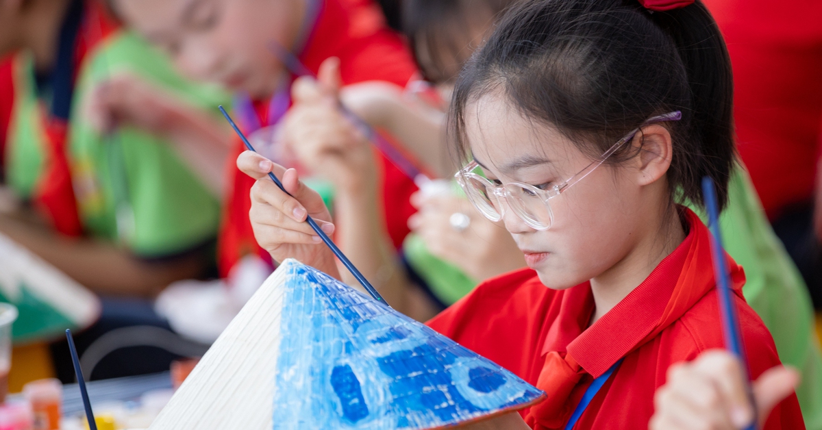 Học sinh Trung Quốc thích thú vẽ nón lá, làm gốm, tìm hiểu lịch sử Việt Nam