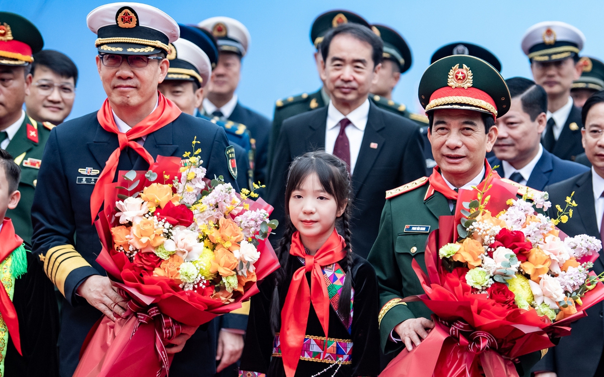 Bộ trưởng Quốc phòng Việt Nam và Trung Quốc thăm trường học, cửa khẩu và công viên logistics