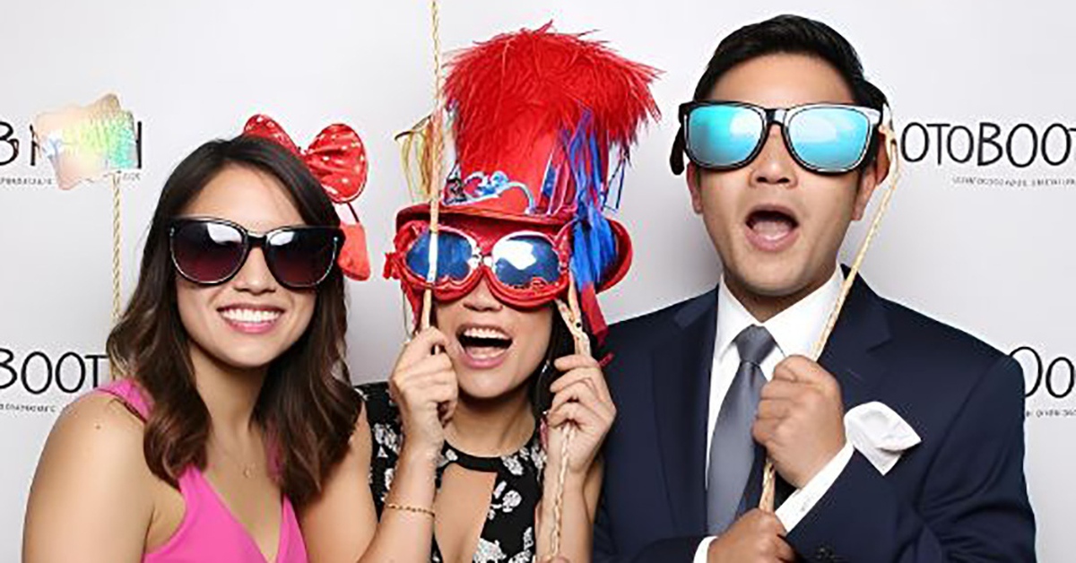 Vào photo booth chụp ảnh phản cảm rồi đăng lên mạng