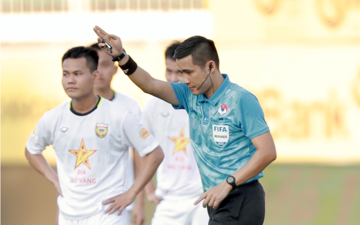HLV Hoàng Anh Gia Lai: 'Trọng tài đưa ra quyết định sai lầm'