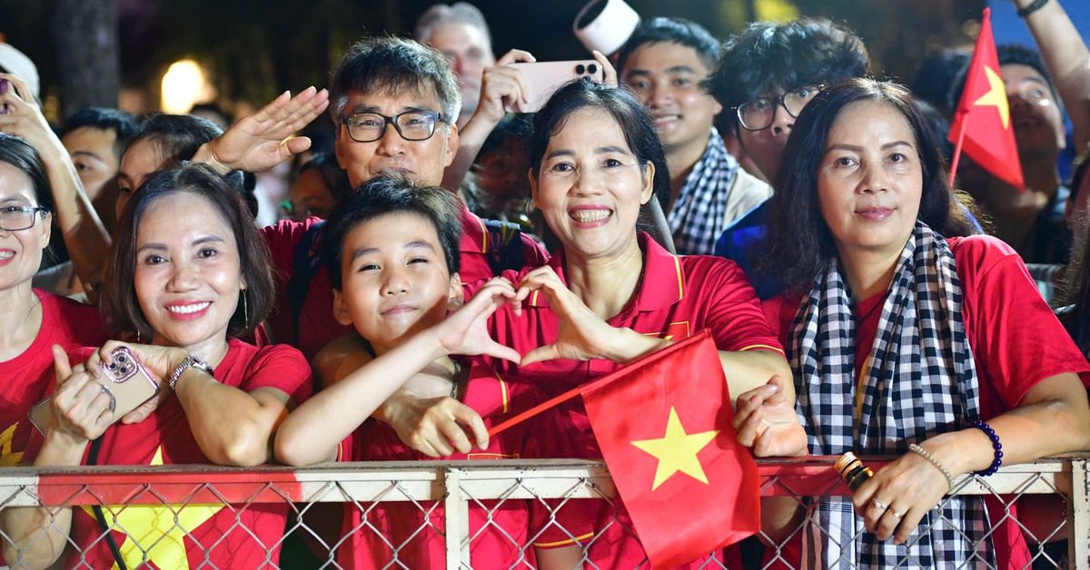 Cờ đỏ sao vàng phủ kín đường Lê Duẩn, người dân hào hứng vẫy chào đoàn diễu binh