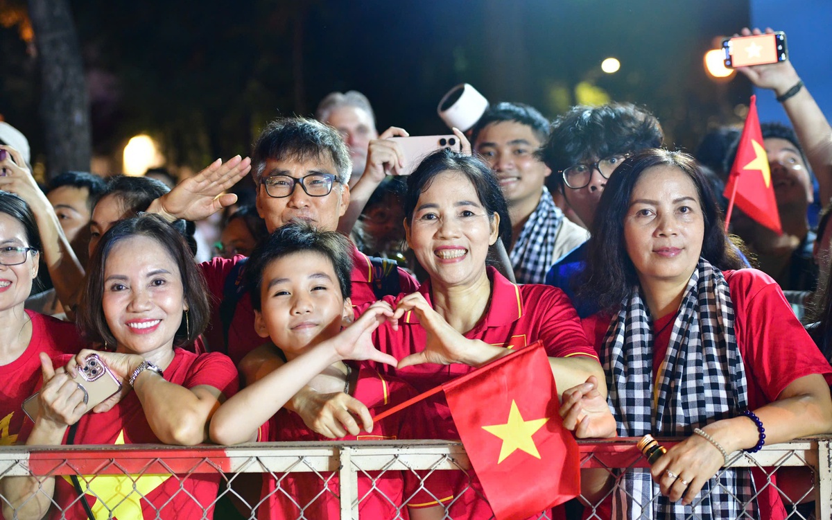 Cờ đỏ sao vàng phủ kín đường Lê Duẩn, người dân hào hứng vẫy chào đoàn diễu binh