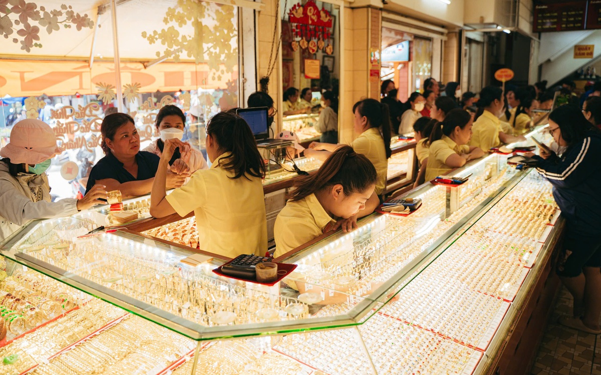 Chen nhau bán khi giá vàng bốc hơi 6 triệu đồng/lượng