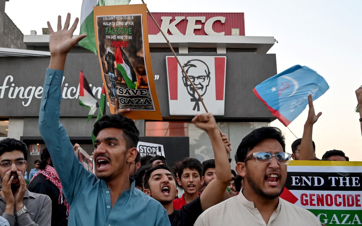 Pakistan bắt 160 người sau khi đám đông tấn công hàng loạt cửa hàng gà rán KFC