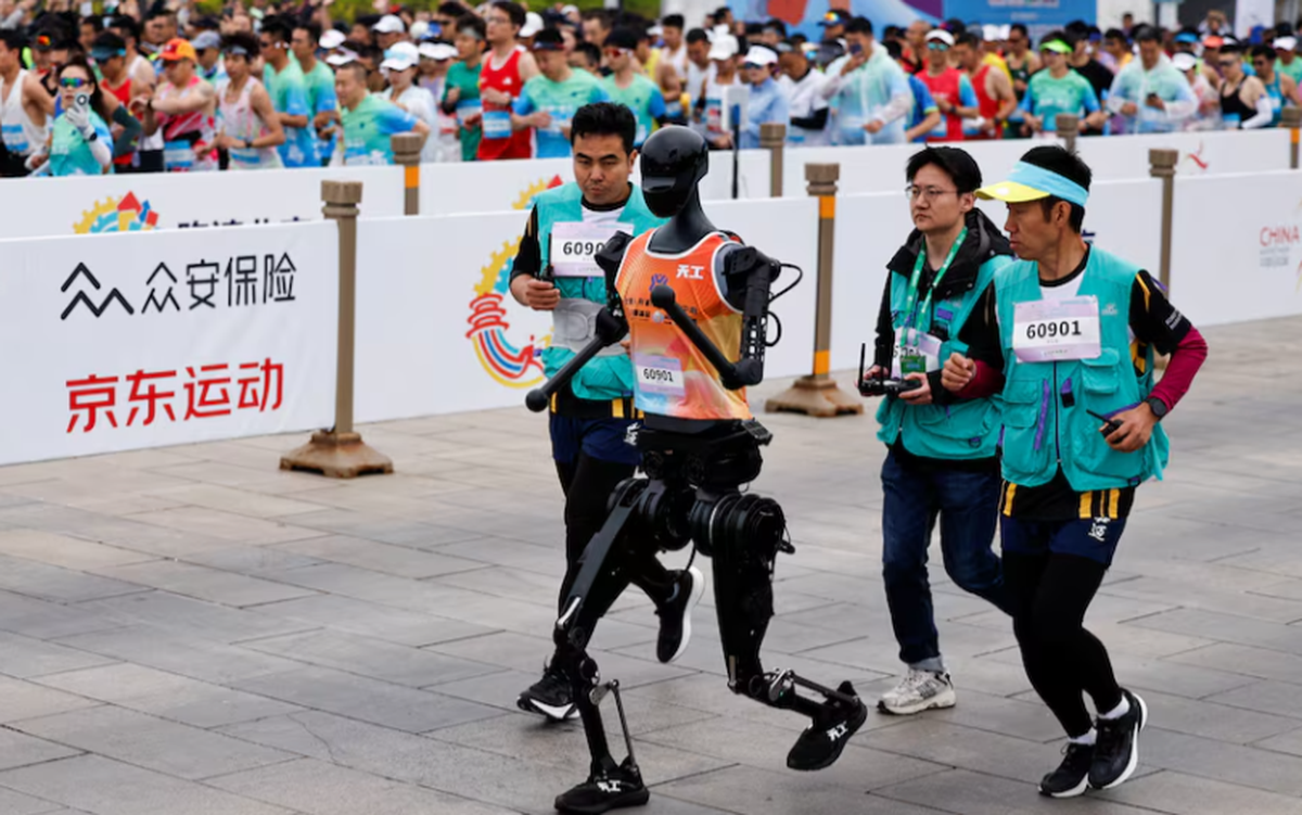 21 robot hình người lần đầu chạy đua marathon cùng người thật