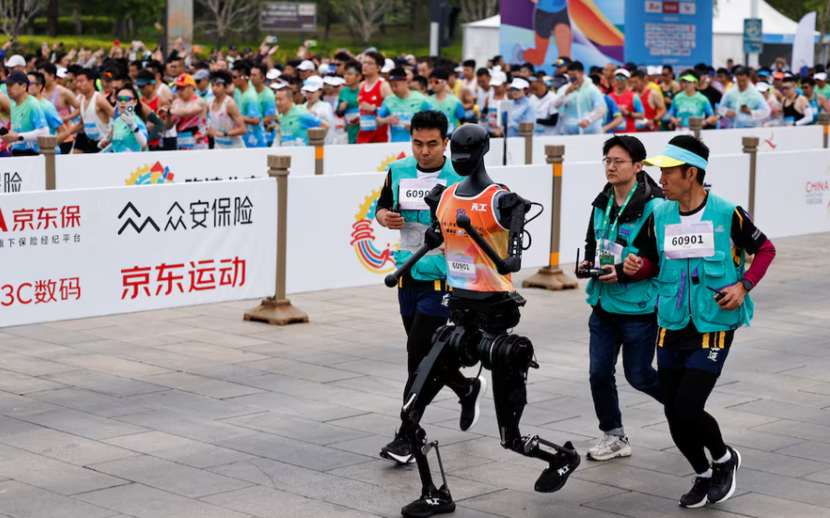 21 robot hình người lần đầu chạy đua
marathon cùng người thật