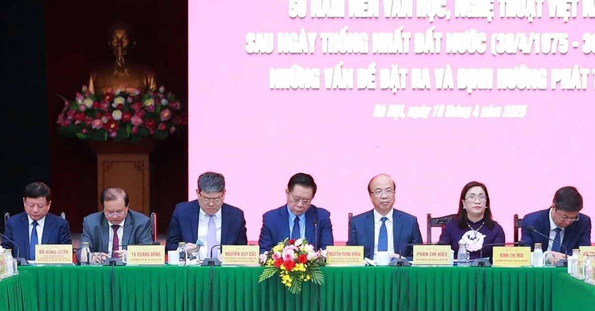 Văn học, nghệ thuật gắn bó máu thịt với nhân dân