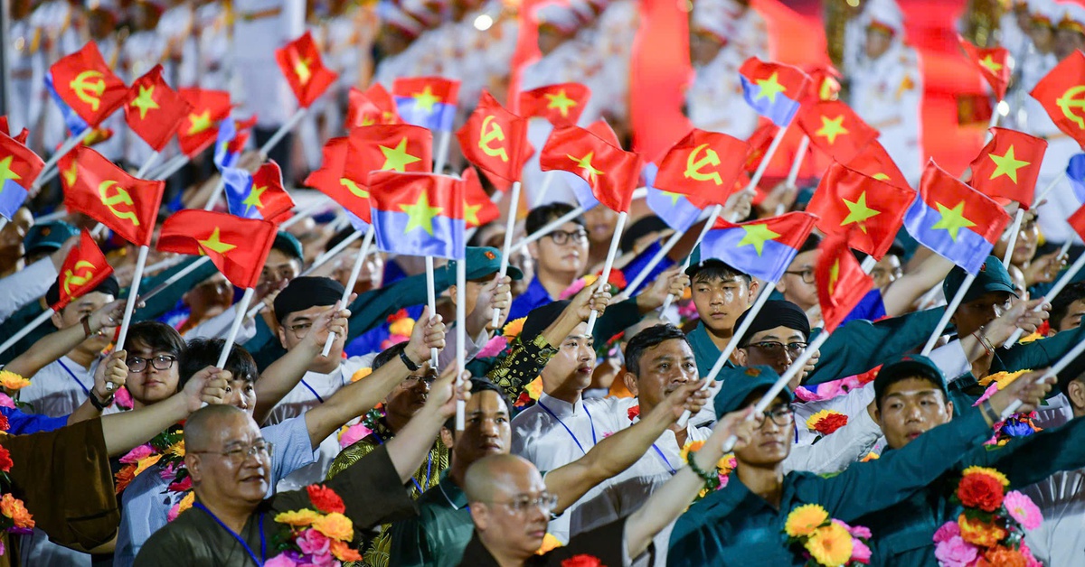 Bạn trẻ 'săn' chỗ đẹp xem diễu binh 30-4, quán cà phê 'cháy' chỗ