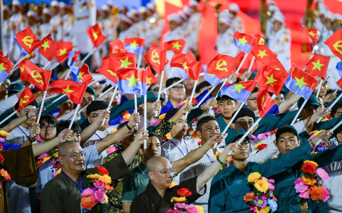 Bạn trẻ 'săn' chỗ đẹp xem diễu binh 30-4, quán cà phê 'cháy' chỗ