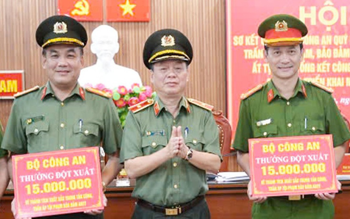 Bộ trưởng Bộ Công an thưởng đột xuất các đơn vị phá án vụ chồng giết vợ, phi tang xác