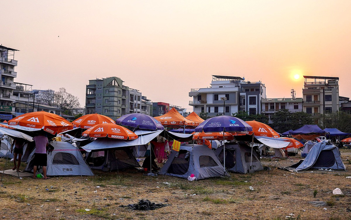 Sau động đất ở Myanmar, nhà sư cũng cầm gậy ra đường ngăn nạn cướp bóc