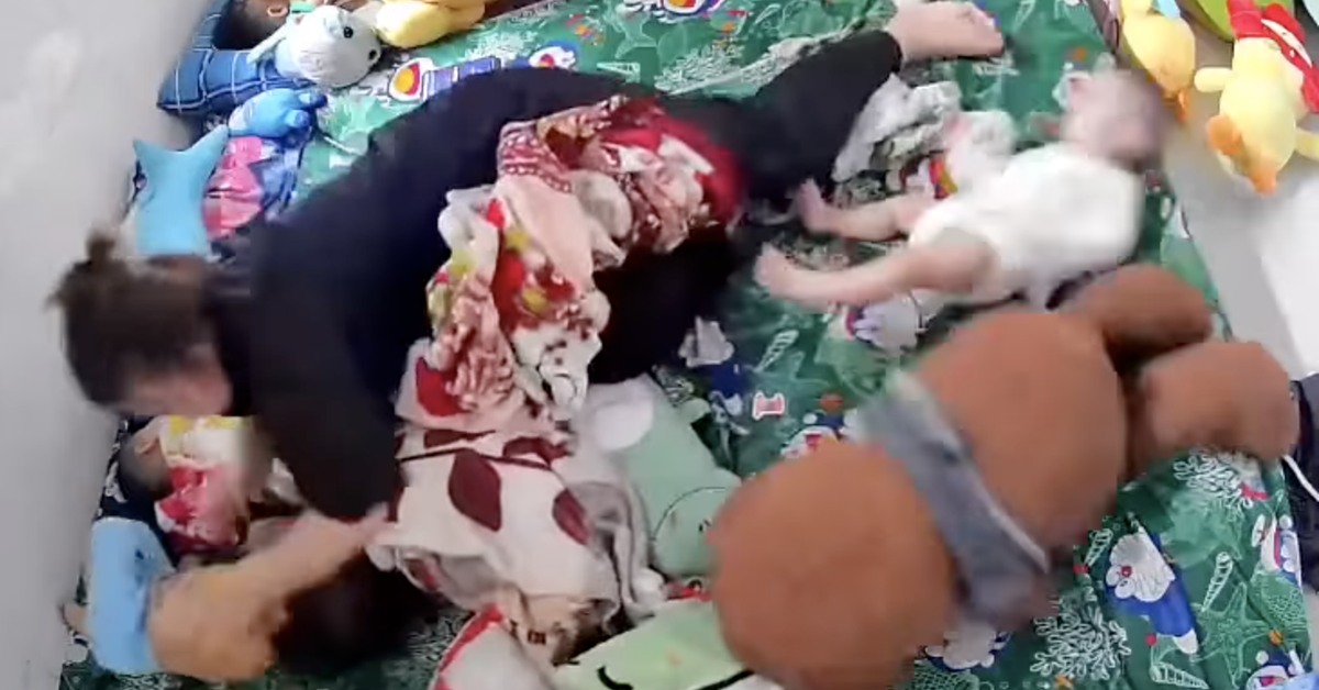 Xuất hiện video bảo mẫu liên tục đánh vào mặt bé gái, công an vào cuộc xác minh