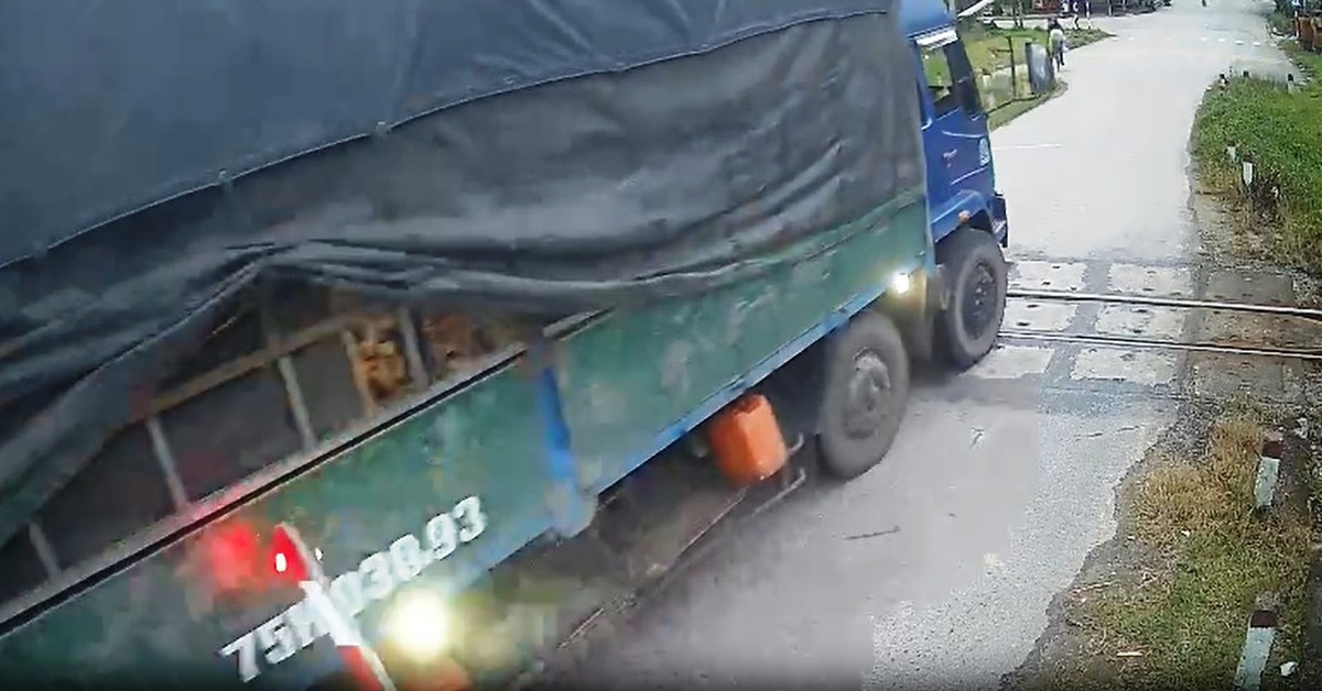 Thót tim cảnh xe tải ở Huế tông gãy gác chắn, lao qua đường sắt khi tàu hỏa đang đi tới