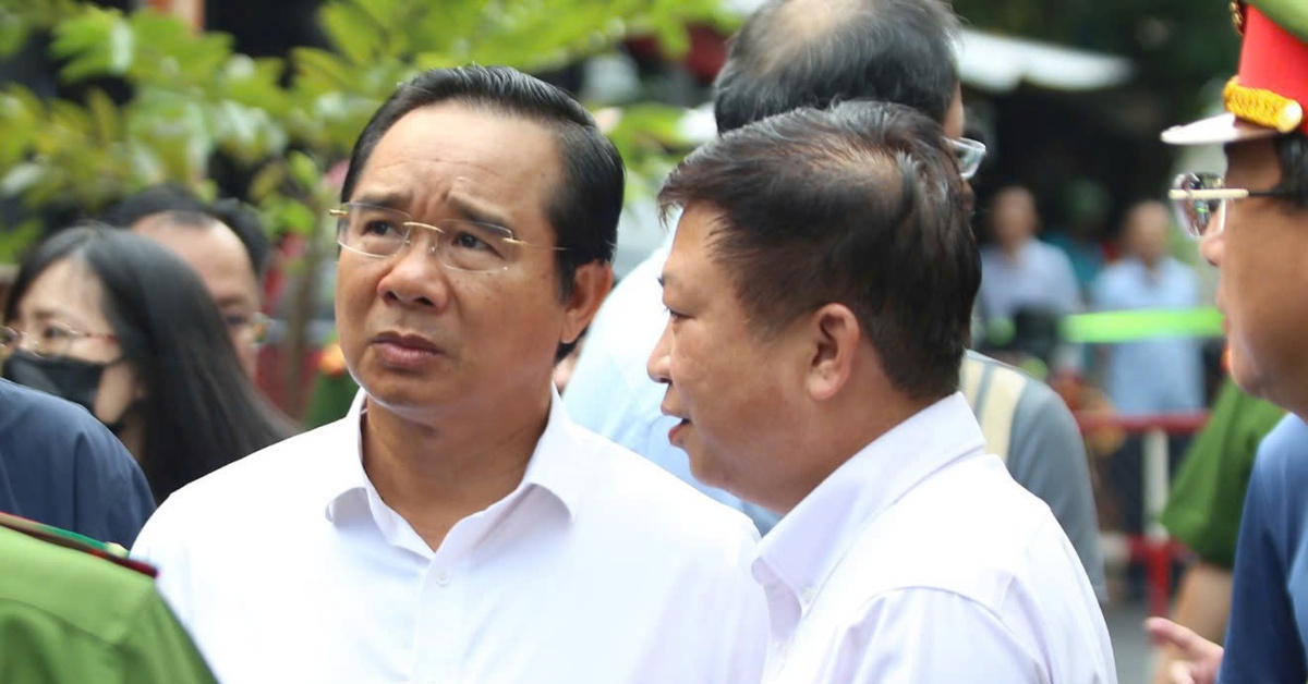 Chủ tịch TP.HCM Nguyễn Văn Được thăm hỏi, yêu cầu khắc phục nhanh vụ cháy tại Xóm Củi
