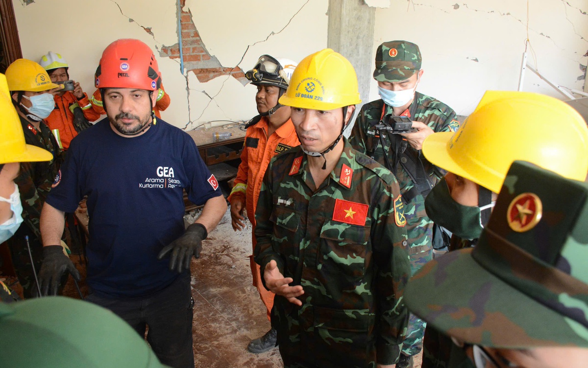 Một nạn nhân động đất còn sống, nói chuyện được, bộ đội Việt Nam đang tiếp cận giải cứu