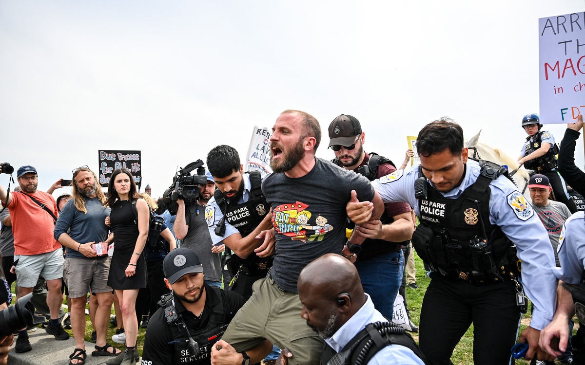 Khi các cuộc biểu tình phản đối ông Trump ngày càng lớn