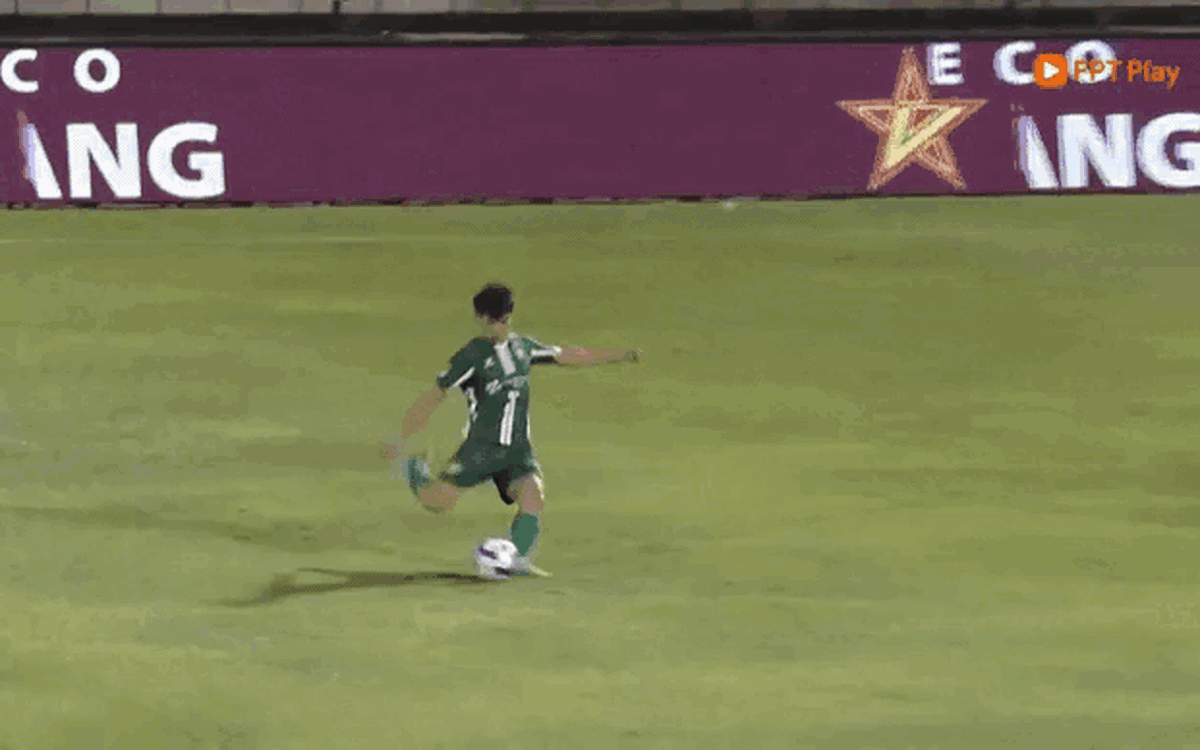 Video: Công Phượng lập cú đúp đá phạt đẳng cấp