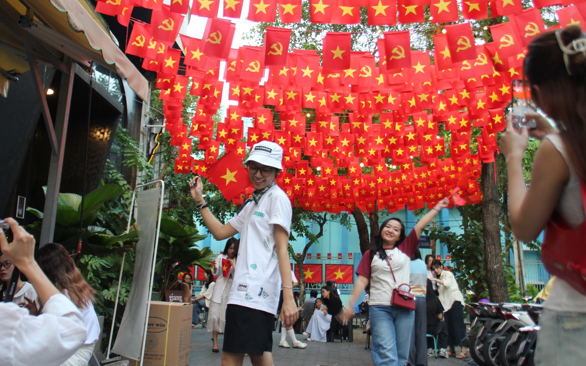 Không khí lễ hội ngập tràn quán cà phê dịp lễ 30-4