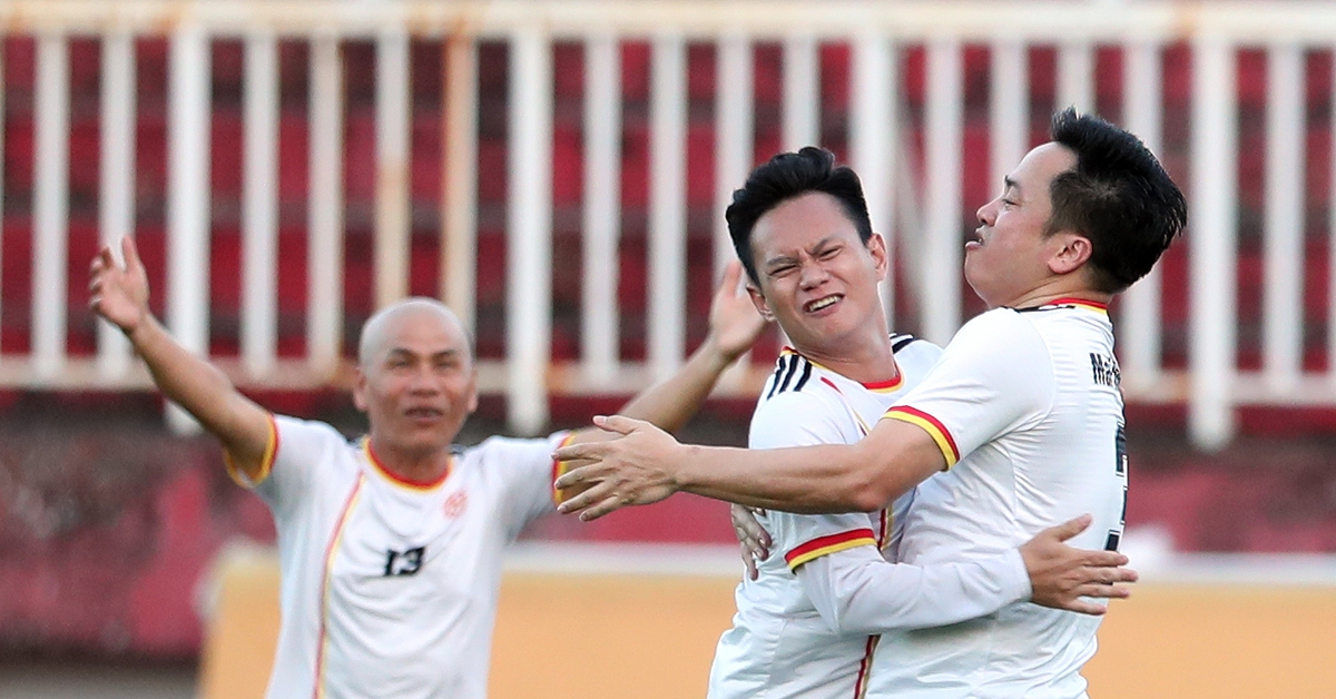Giải bóng đá 'đặc biệt' mừng 50 năm thống nhất đất nước, 4 đội tham gia đều nhận cúp