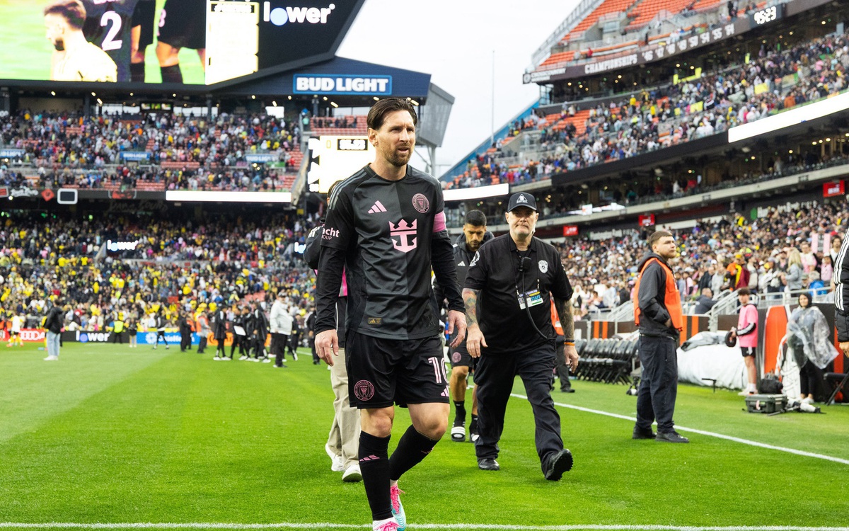 Messi giúp lập kỉ lục về khán giả dù… đá sân khách