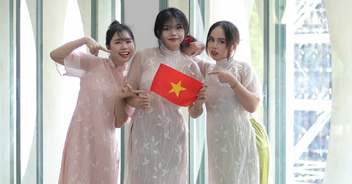 Giới trẻ TP.HCM nhiều hoạt động mừng lễ 30-4, dịch vụ ăn theo sôi động