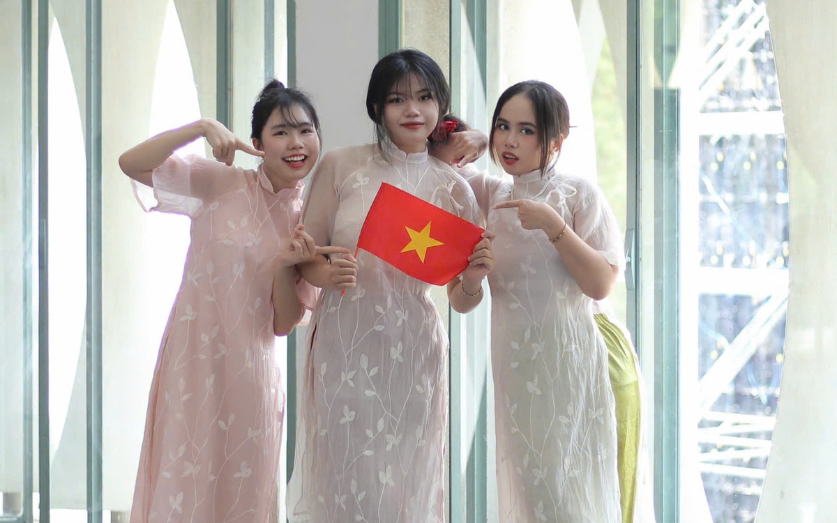 Giới trẻ TP.HCM nhiều hoạt động mừng lễ 30-4, dịch vụ ăn theo sôi động